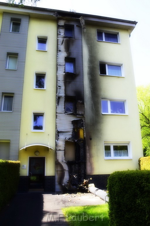Rollerbrand dann Feuer 1 Fassadenbrand Koeln Gremberg Kroppergasse P21.JPG - Miklos Laubert